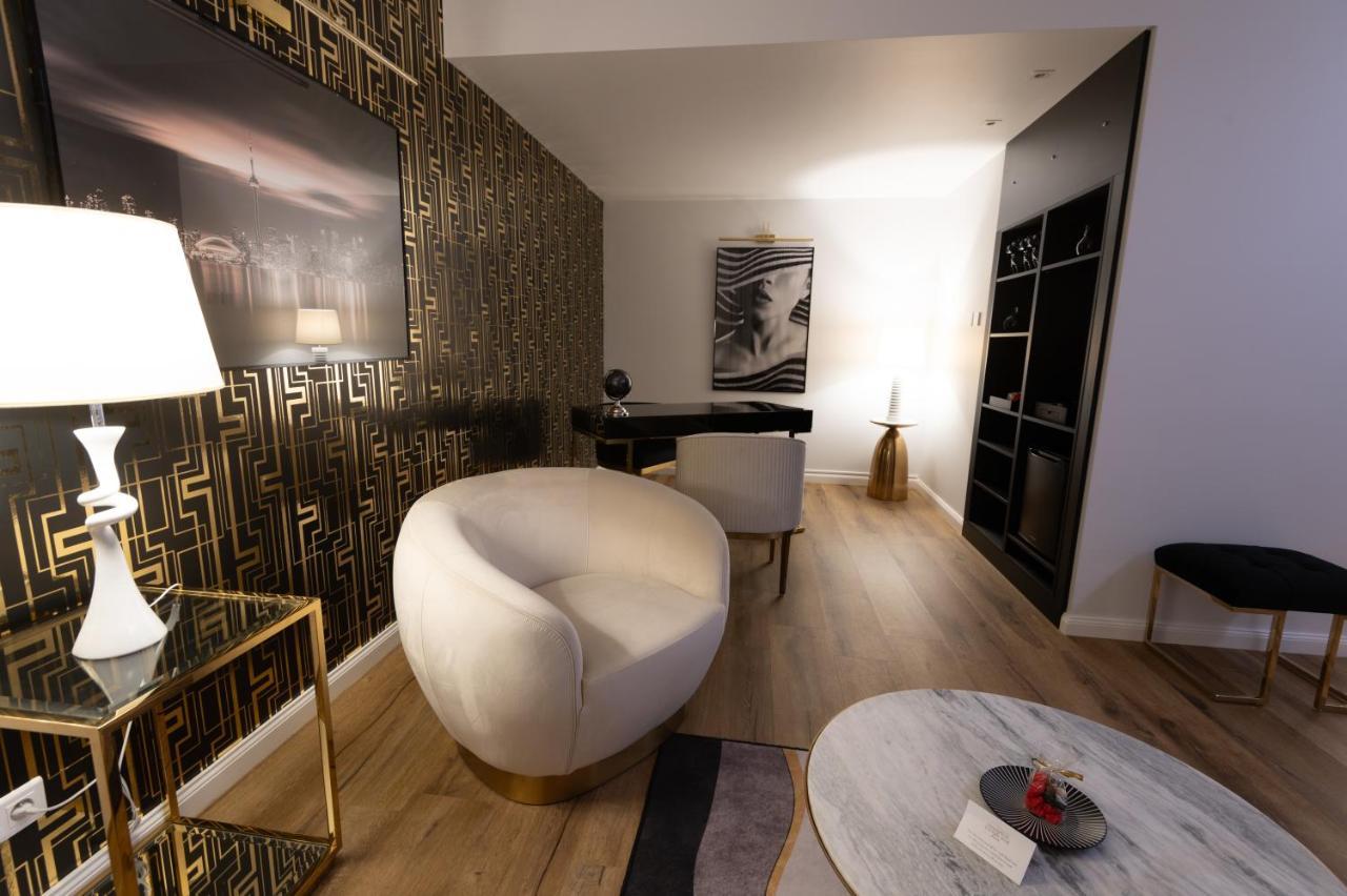 Grand Hotel Du Tonneau D'Or แบลฟอร์ ภายนอก รูปภาพ